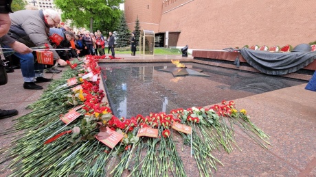 Возложение цветов у Вечного огня в Москве 8 мая в честь Дня Победы
