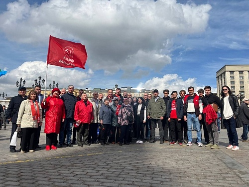 Пушкинские коммунисты приняли участие в возложении цветов к Мавзолею В.И. Ленина в 154-ю годовщину со Дня его рождения